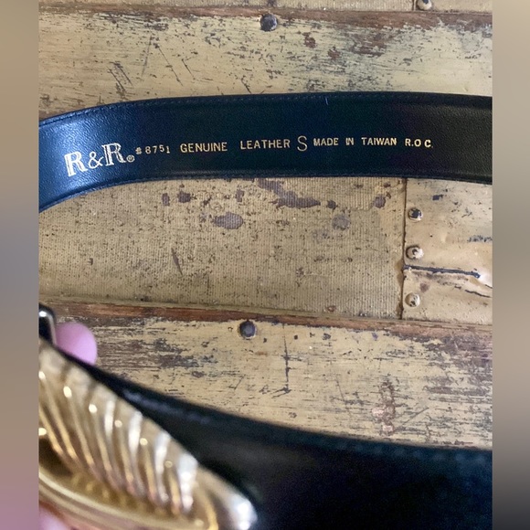 VINTAGE R&R BLACK LEATHER BELT GOLD HARDWARE BUCKLE LEATHER BELT S - Picture 10 of 16